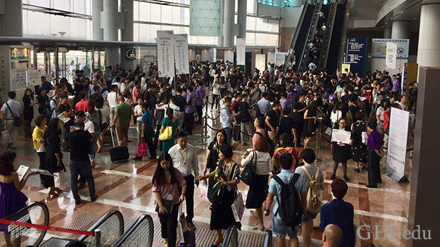 走廊里的一大群人。