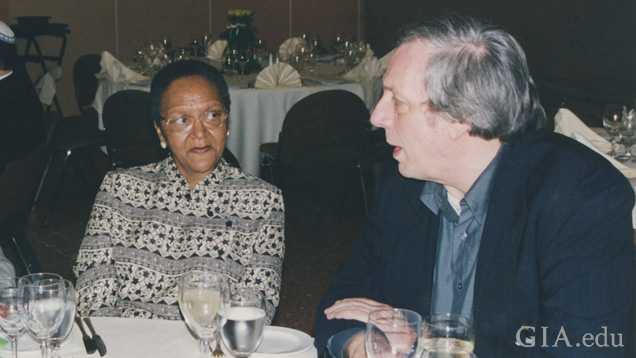 テーブルに座りながら話している女性と男性。