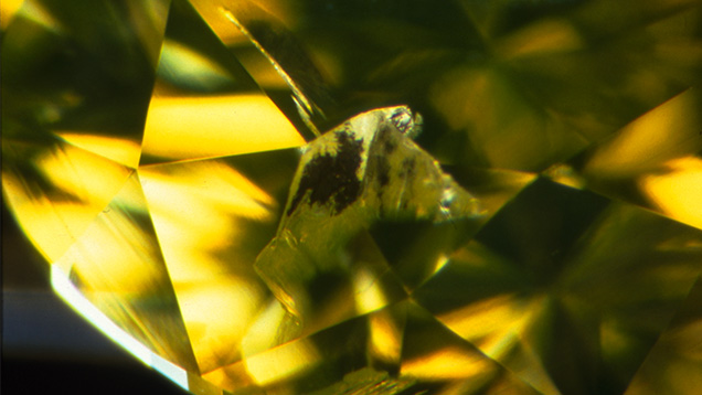 ダイヤモンド中の黒鉛化したフェザーがあるとHPHT処理が行われたことが分かる。