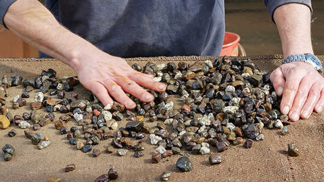 サファイアを選別する鉱山労働者