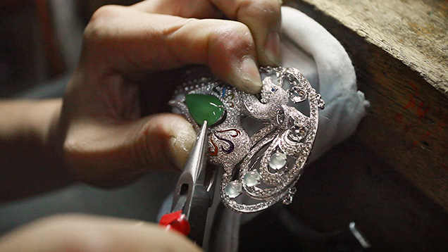 在珠宝首饰上镶嵌玉