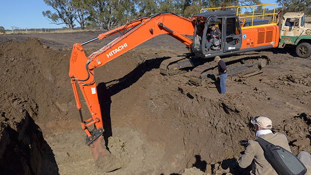 露天掘りサファイア鉱山の掘削機