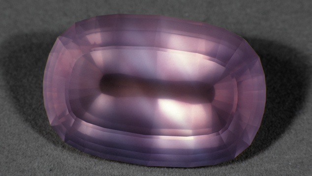 濃いピンクの色合いはローズクォーツでは非常に人気があるが、小さなサイズの物は希少である。 この石には、顕著なカラーゾーニングがある。