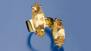 このような見た目に透明な「アイ クリーン」の宝石はこの「プルート（冥王星）」リングに最適です。 シトリンとゴールドのデザインは、星と宇宙から着想を得ました。 - Robert Weldon、寄贈：Patricia MB Gotthilf