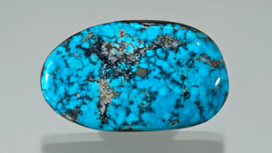 暗色の母岩を伴うトルコ石