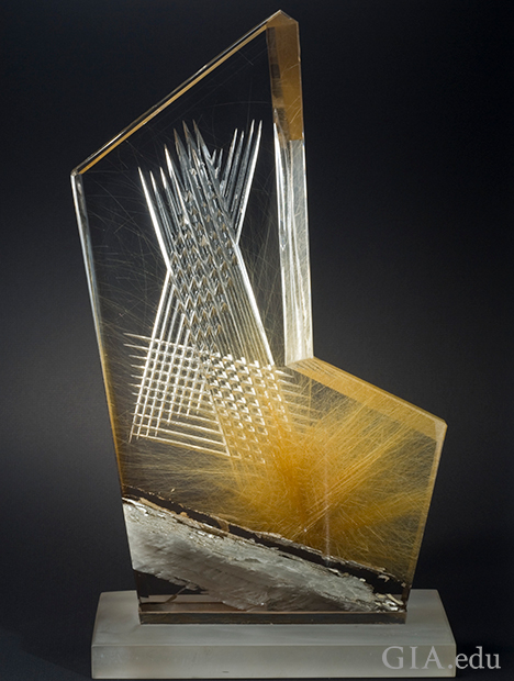 一件雕刻成 x 图案的带内含物石英雕刻品。