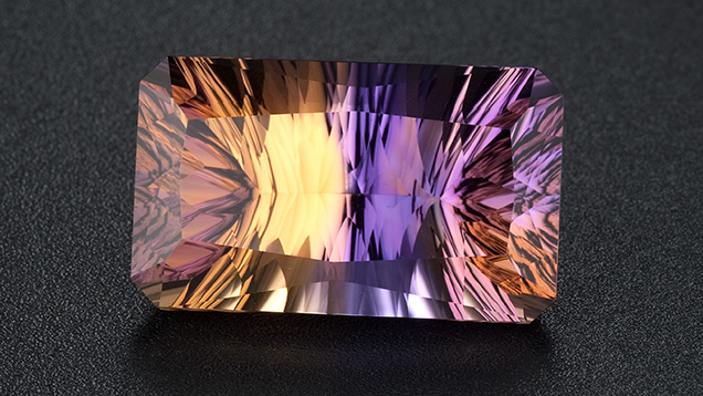 壮観な二色の宝石