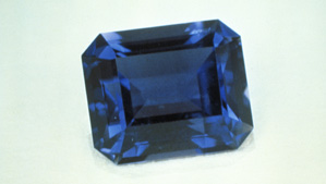 堇青石通常透明、极少内含物，因此刻面常作梯级切工。 - Mike Havstad（迈克·哈吾斯德）