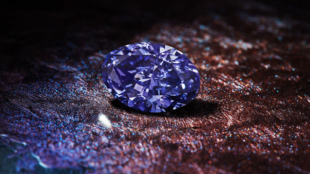 質感のある茶、紫、青色の表面を持つオーバルシェイプのアーガイルバイオレットダイヤモンド。