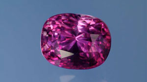 この6.3カラットの紫ピンクサファイアは、私たちの研究室で検出された、初めての色の天然ベリリウム（Ta、Nb）のものです。