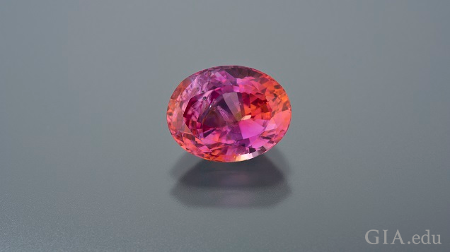 この楕円形のパパラチャ・サファイア内には、中央にピンク色のバンドがあり、隣あわせてオレンジ色が各側にある。