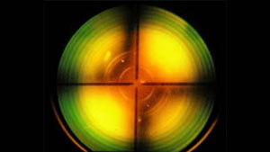 厚さとフィルタを選択するため作業者がC軸ツールを見る。