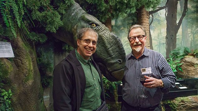 オパールの専門家と宝石鑑定士