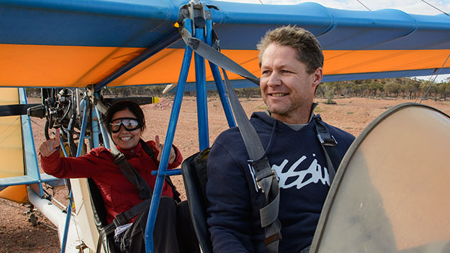 超軽量飛行機に乗る男女