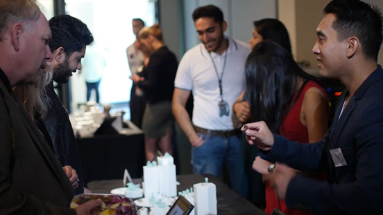 有什么比设计展更适用于结束珠宝设计与技术 (Jewelry Design & Technology) 课程？可借此机会让您的设计赢得“学生选择奖”。