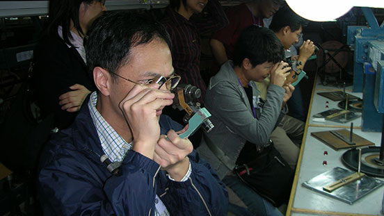 ダイヤモンドを形作る様子を見てみたいですか？GIAの生徒は、ダイヤモンド工場を訪れて制作工程を見学することができます。