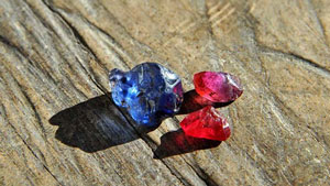 マダガスカルのディディから最近、マダガスカルの北東にある人里離れたジャングルで、木材伐採によってルビーとサファイアが発見されました。 新鉱床から大きく、澄んだ高品質なルビーとブルーサファイアが産出されました。