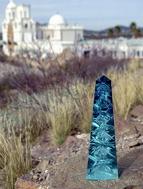 教会を背景にして前方の岩石の上に置かれたドン ペドロ。