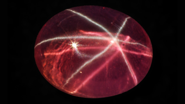 作者之一于 2010 年在曼谷购买了这颗这颗粉红色的合成蓝宝石，同时呈现出白色的六射星和粉红色星。 该凸圆面的尺寸为 14.4×11.2 毫米，重量为 12.37 克拉。 照片由 M.P. Steinbach（M.P. 斯坦巴克）友情提供。