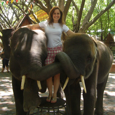 Castoro 因为工作的原因经常在世界各地旅行，图为 2009 年在曼谷。 照片由 Loretta Castoro 提供