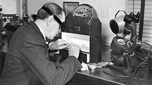 G&G founder Robert M. Shipley grades stones on the GIA Diamondlite, which provided standard lighting conditions for color grading diamonds.