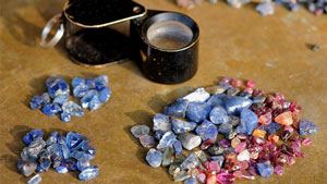 パイリンの宝石朝市で、パイリンルビーとパイリンサファイヤが販売されています。