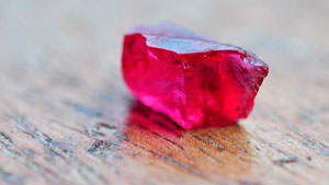 高品質な「モンテプエス」のルビー原石結晶は10カラット余りの大きさです。 石には亀裂がなく、小さな透明な結晶と針状のインクルージョンが数点あるのみでした。