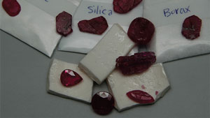 この工程で使用された3種類の粉末、陶製るつぼに入った残余物、本研究で使用された未処理および処理された試料の一部。