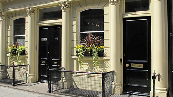 Five minutes from the chic shops of Oxford Street and the fun of Covent Garden, GIA is in the center of it all.