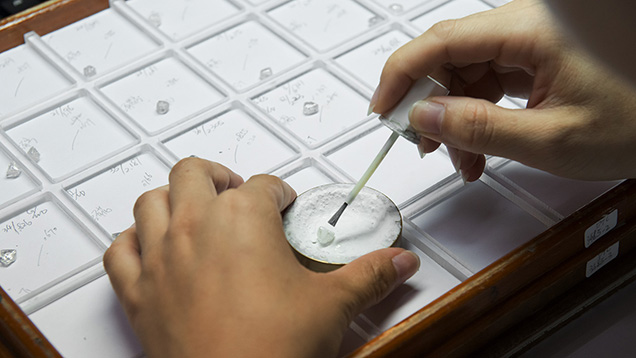 これらの未加工および加工された日長石の色は、その内包物の影響を受けます。