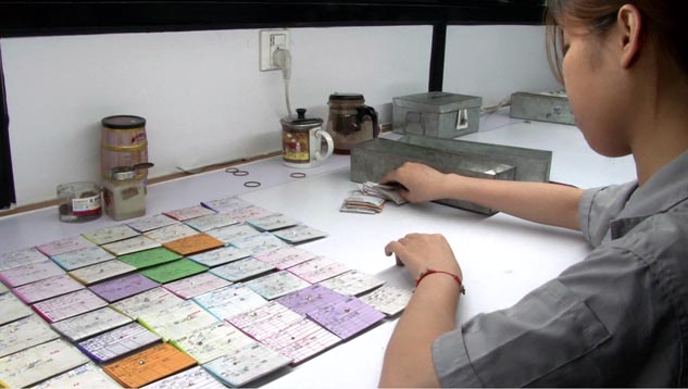 包み紙が供給業者を識別するために色分けされています。