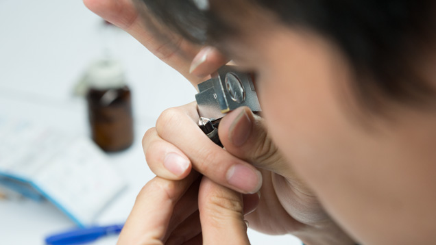 パビリオンのポリッシュとシンメトリーの質が、この段階で慎重にチェックされます。