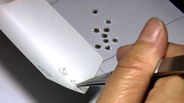 ブルーサファイアは、日光や蛍光灯の光に最もよく似合います。