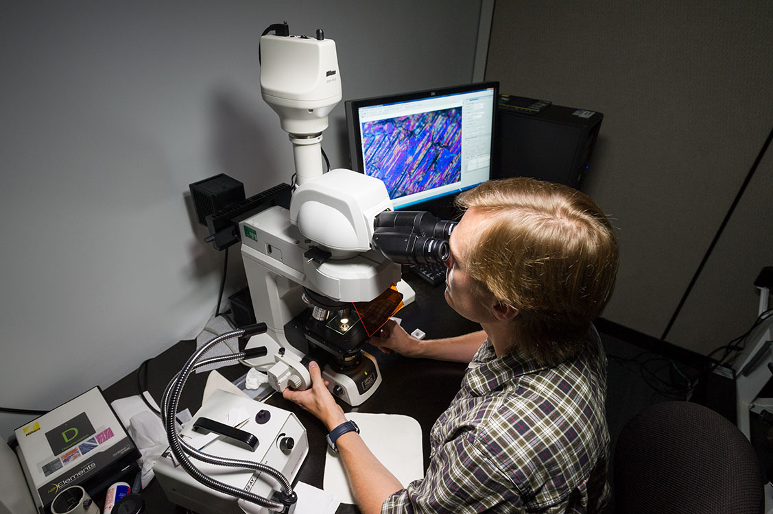 该照相机可在最高放大到 1000 倍的情况下拍摄内含物和其他特征的照片。图示仪器：Nikon Eclipse LV-100 显微镜
