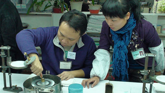 GIAの学生および同窓生として、職人が岩石を美しい宝石にどのようにして変えるかを見ることができます。