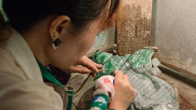 広東省で見たジェダイト芸術家のスキルと、芸術的能力およびその作品は非常に印象的であった。 写真：Eric Welch、© GIA、協力：Mazu