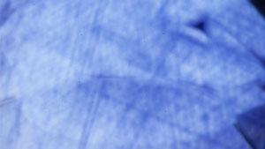 ルチル離溶パターン化した「インクスポット」内部拡散。 加熱処理されたブルーサファイアは、この種の内部拡散、3309cm-1の吸収特性やSWUV（短波紫外線）蛍光が観察されない。