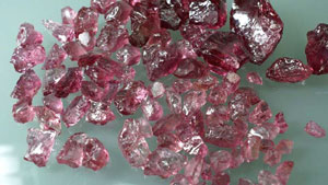 タジキスタン産の242.50カラットスピネル原石。最も大きい石（右上）。