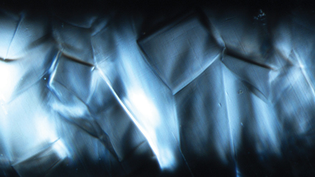 合成海蓝宝石中的热液生长现象