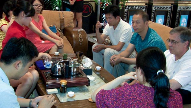 Pingzhou Jadeite Association（平州ジェダイト協会）の会長とこのような伝統的な中国茶道を行うなどの機会を通して、中国の業界のリーダーや専門家と密接な関係を築くことにより、ドキュメンタリー作成や今後の共同研究が可能になる。