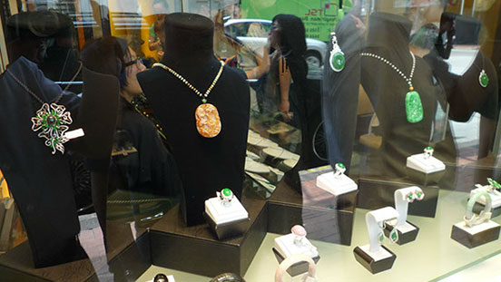 香港は世界第2位のジュエリー市場である。 通りを歩いているだけでも、素晴らしい品が必ず目に入ってくる。