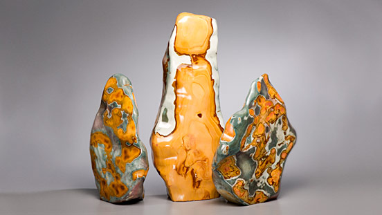 キャンパス内のいたる場所に、GIAコレクションのおよそ100個におよぶ博物館品質の宝石、鉱物、ジュエリーサンプルが展示されている。