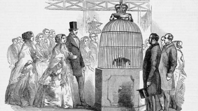 观众驻足欣赏光之山钻石展