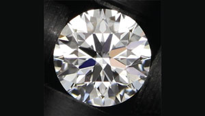 カールスバッドで新しいL-ボックスを使用して撮影した画像は、GIAの研究ダイヤモンドの一つです。 L-Boxの環境は、ダイヤモンドが実際の使用環境での見え方を生成します。