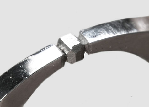 レーザー溶接機を用いてサイズアップをした、シャンクにダイヤモンドを使ったルテニウム含有プラチナのリングの品質を評価する。 ビデオやイラストが含まれています。