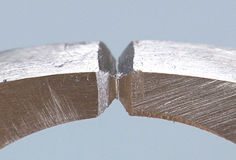Platinum ring shank with chamfered ends that are in full contact