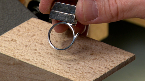 Holding a magnet to a platinum ring