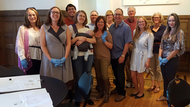 博物館に集まったグループの中には保護用の青い手袋を着用している人もいる。