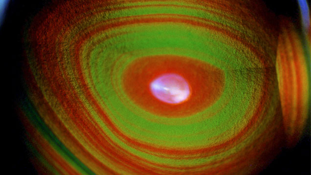 置于 8.12 毫米处仔细观察时发现，这颗墨西哥火玛瑙中葡萄球状突出物酷似爬行动物的眼睛。 显微拍摄：John Koivula（约翰·科伊武拉）/GIA