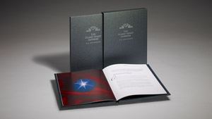 专论精装本打开即可看到蓝宝石图像，配有硬面套，随附 GIA 证书。